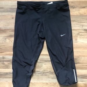 Nike Women mid rise crop leggings